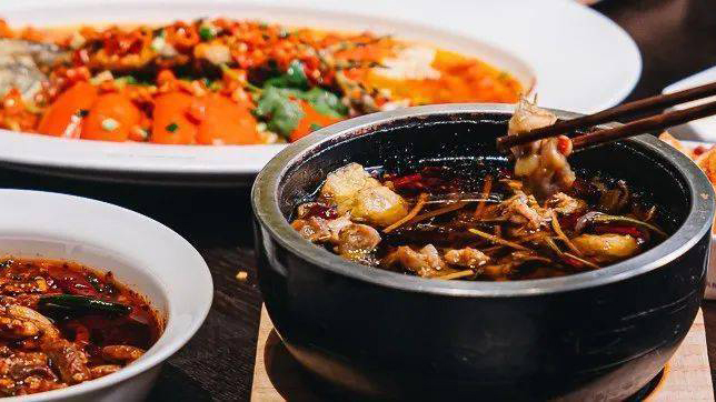 格至易利ezweb登录应用案例：在艺术馆里吃成都菜丨蜀锦刺绣当壁画